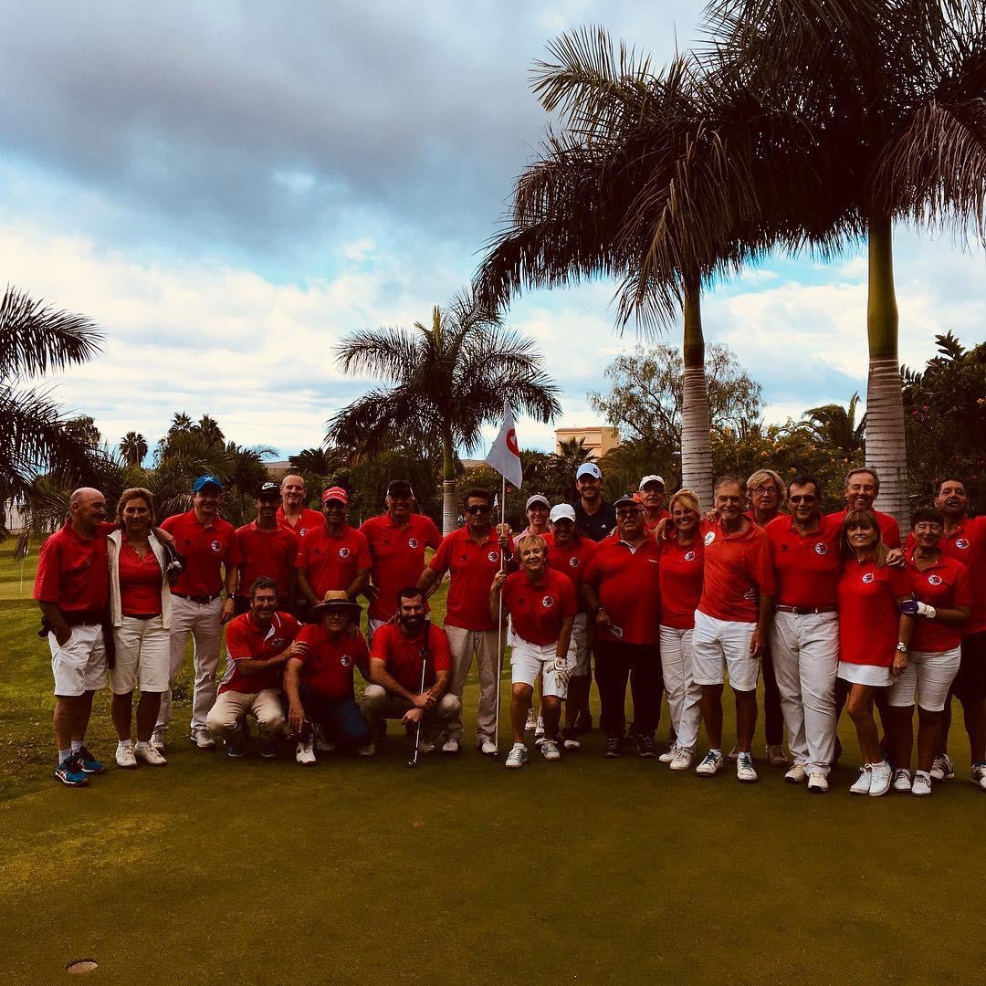 Grupo del Club Deportivo Hoyo 20 durante una jornada de golf